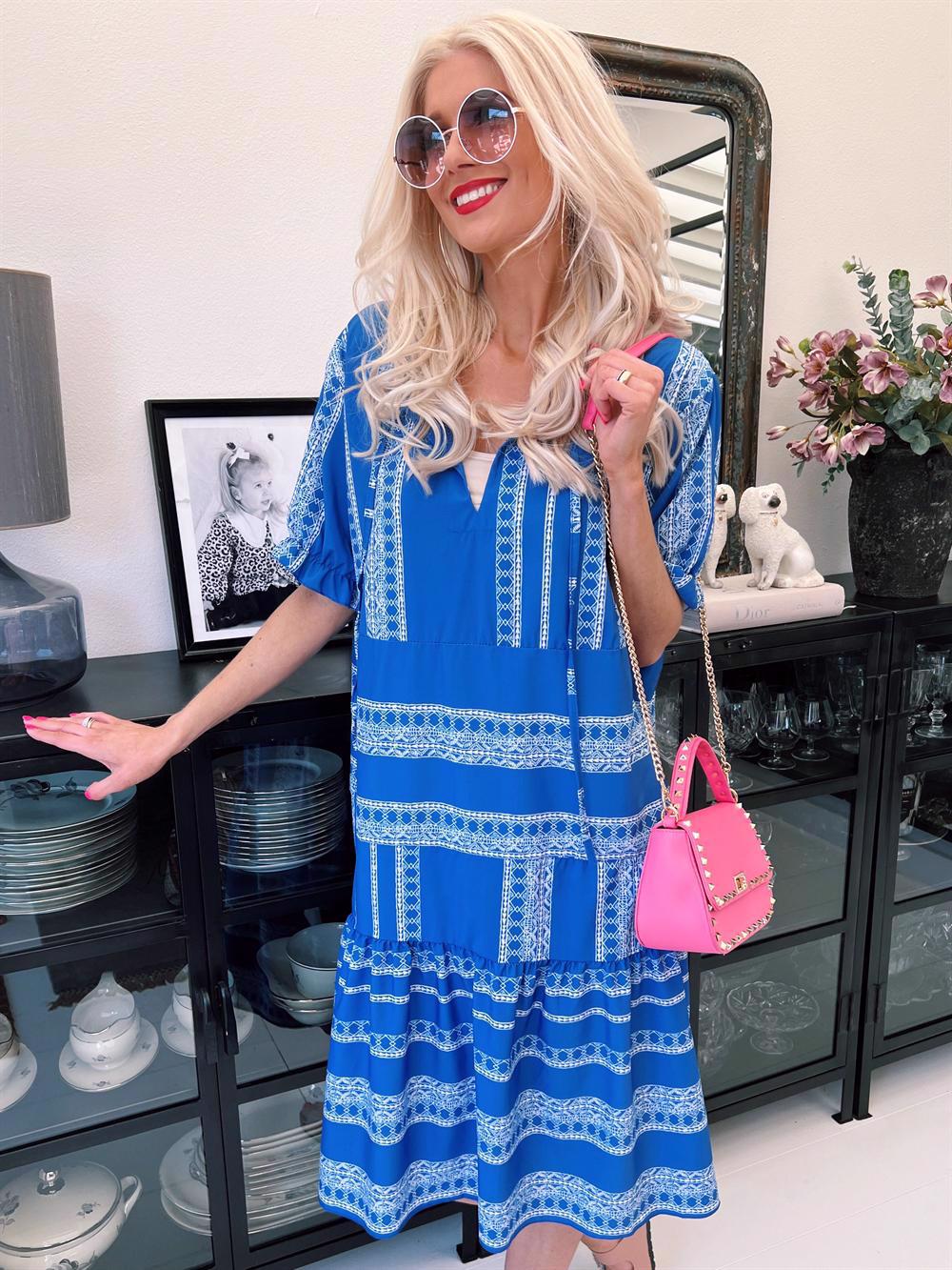 Kanja - Kjole med mønster og flæsekant på ærmet